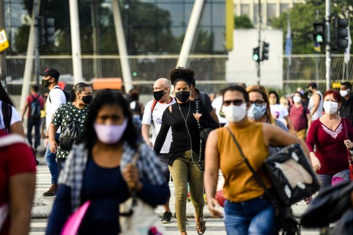 Ômicron pode sobrecarregar sistemas de saúde, alerta OMS