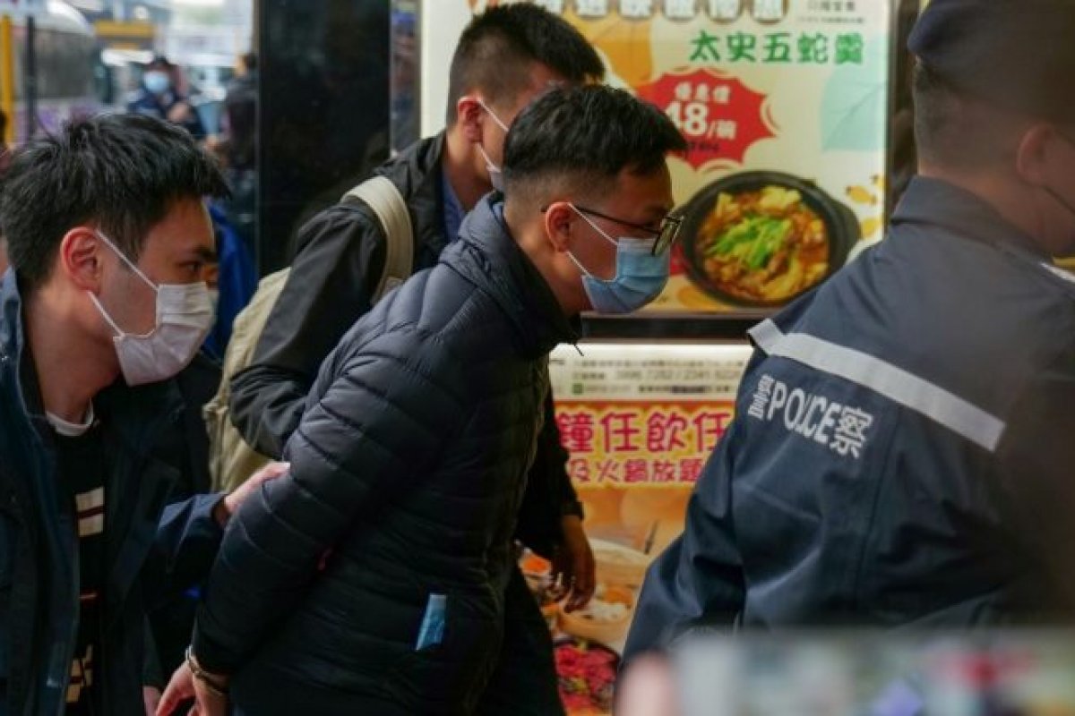 Jornal pró-democracia de Hong Kong fecha após prisão de seis jornalistas